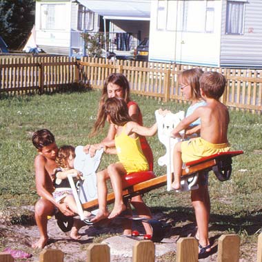 Enfants sur l'aire de jeux du camping Moussaillon dans les Landes dans les années 90
