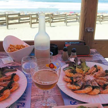 Plats de fruits de mer sur un restaurant de plage à Messanges