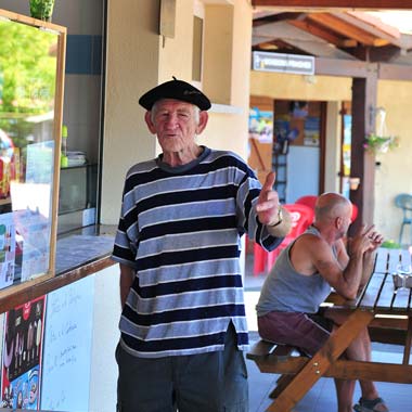 Noble vieillard avec un béret basque dans les Landes au camping à Messanges