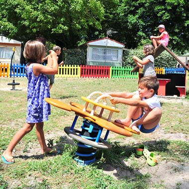 Jeux à ressort et enfants sur l'aire de jeux du camping à Messanges
