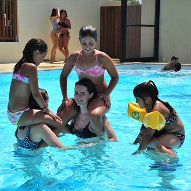 Jeunes filles dansla piscine du camping le Moussaillon à Messanges dans les Landes
