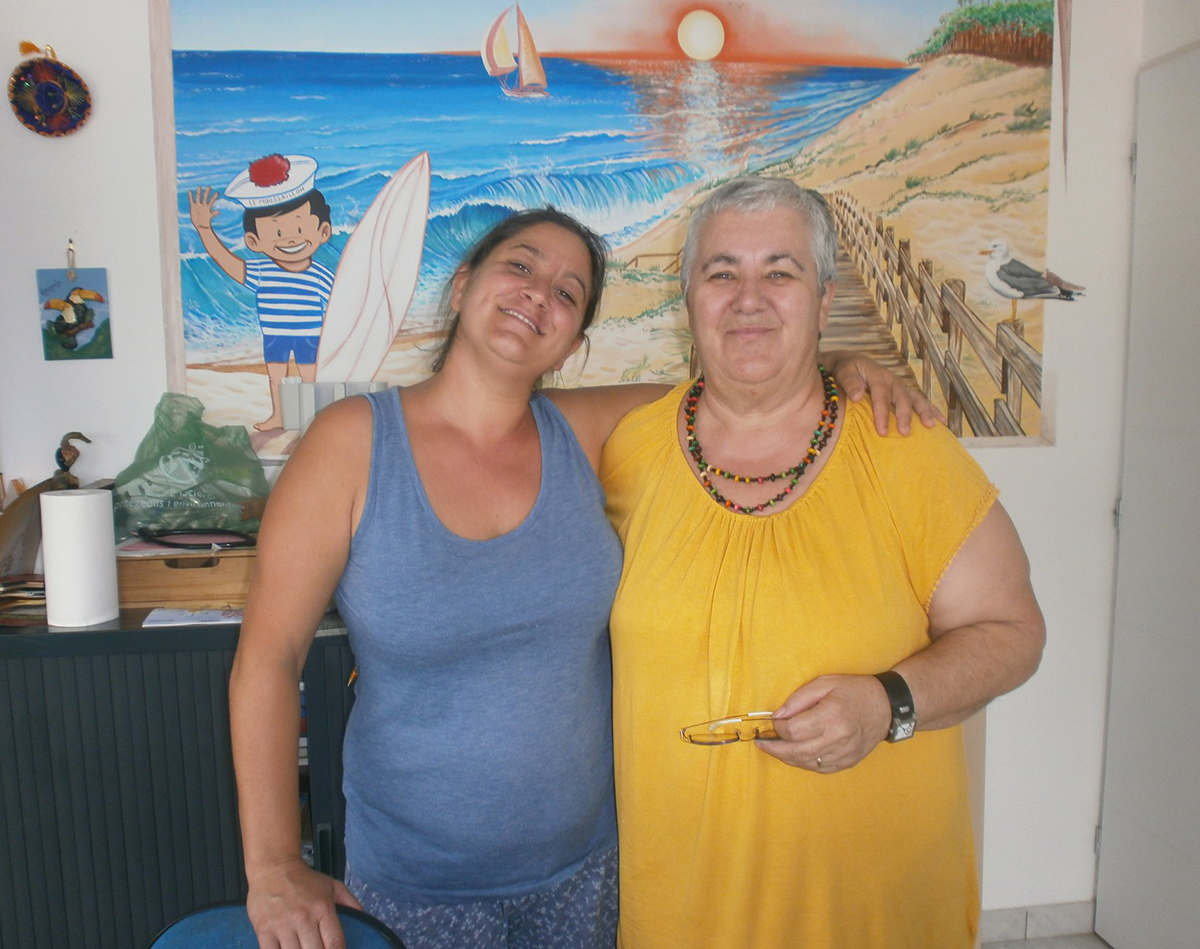 Sandrine y Anne-Marie le dan la bienvenida al camping de Messanges