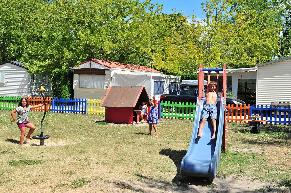 Toboggan sur l'air de jeux pour enfants du camping près de Cap-Breton à Messanges