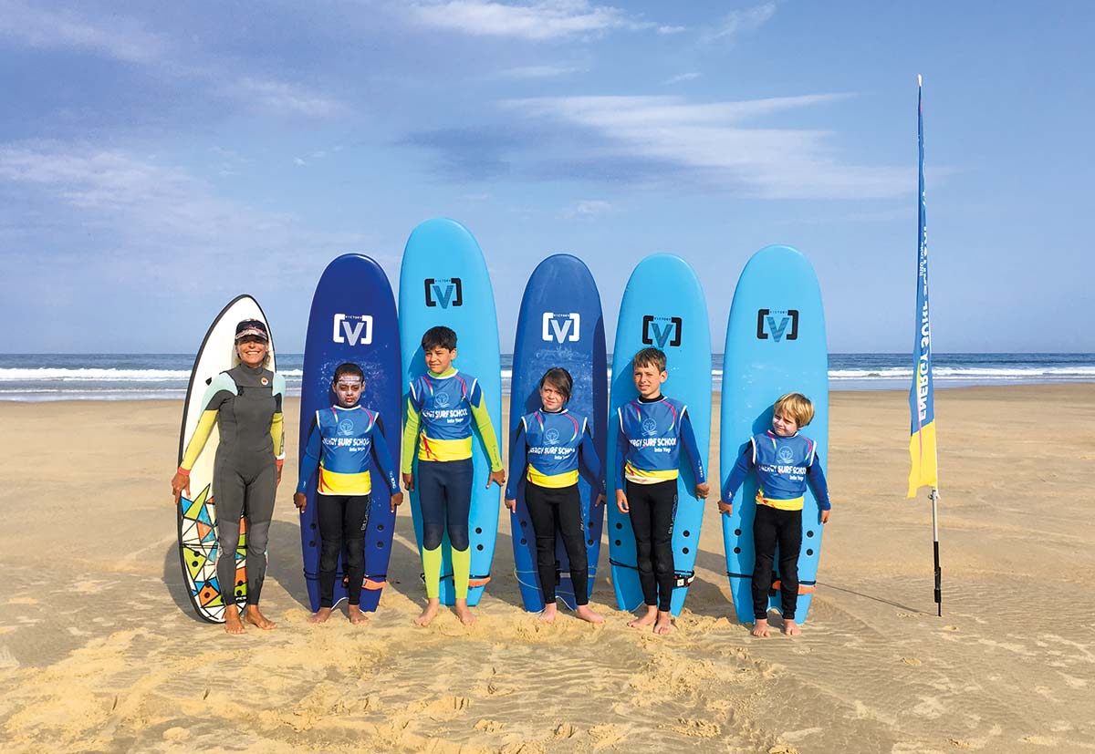 Niños con su tabla de surf en el club de surf de Messanges