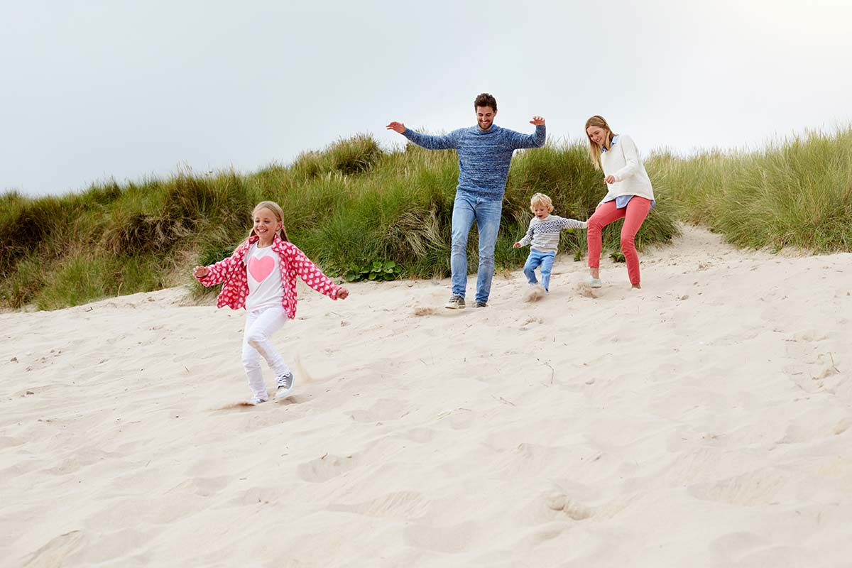 Famille sur une dune sur une plage près de Messanges et de Hossegor