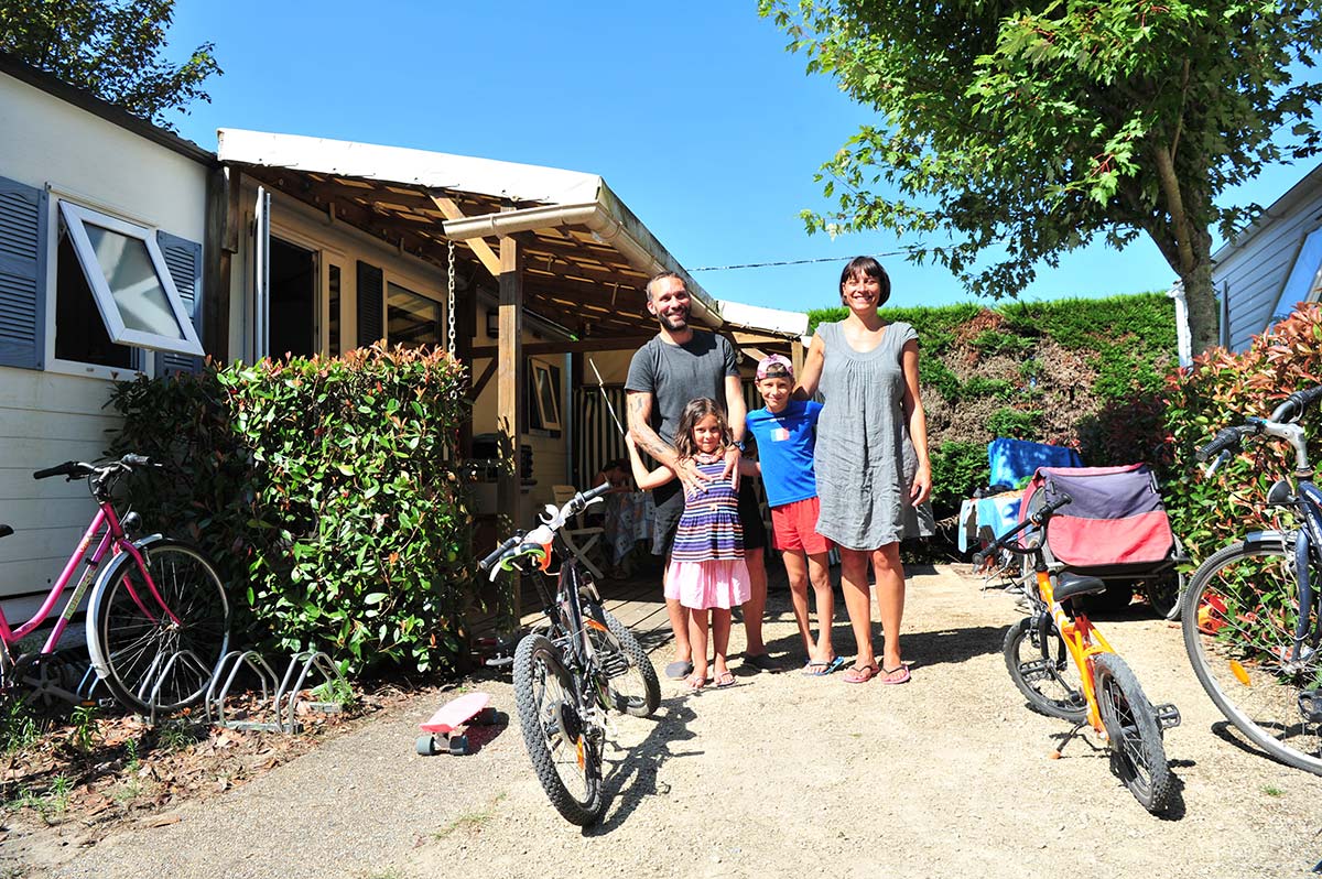 Camper family in front of a mobile home rental in the Landes at Messanges