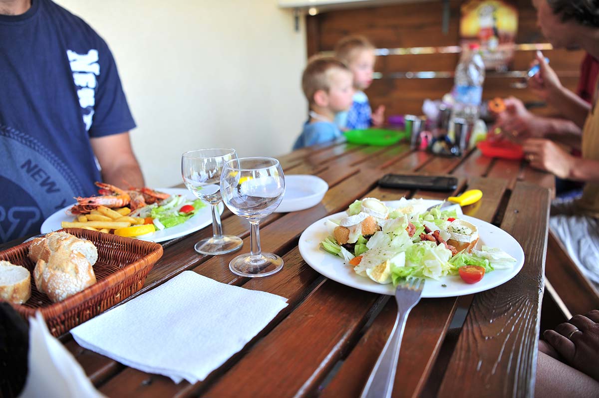 Salades et gambas grillés en terrasse du snack du camping à Messanges