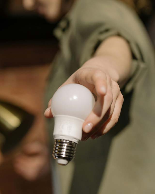 Campeur tenant une ampoule dans sa main