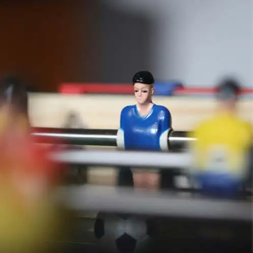 Gros plan sur le babyfoot de la salle de jeu du camping dans les Landes