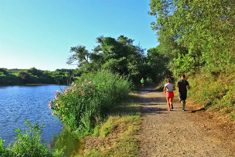 Promeneurs en bord de rivière dans les Landes