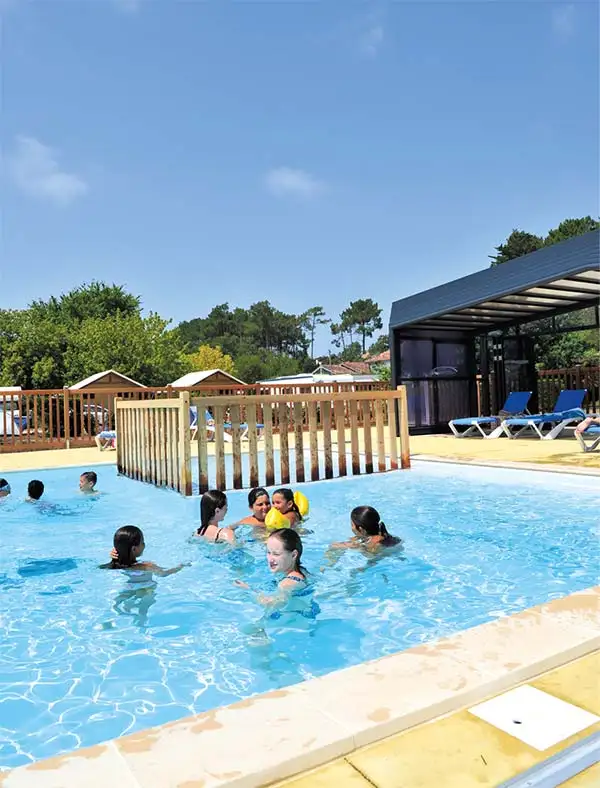 Enfants se baignant dans la piscine du camping à Messanges