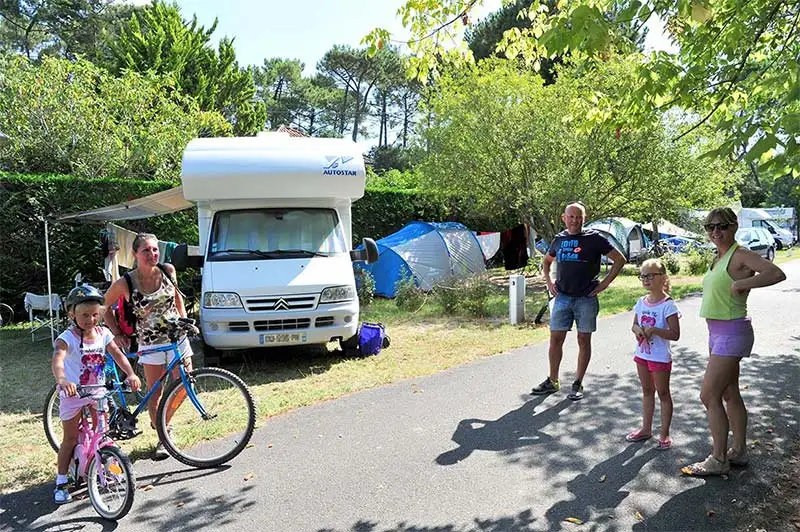 Camping-car sur un emplacement de camping dans les Landes