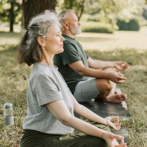 Retraités pratiquant le yoga au camping à Messanges