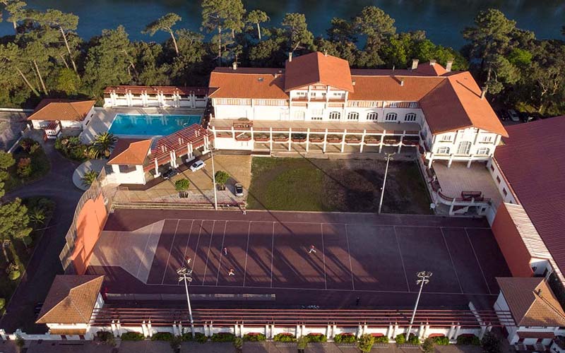 Vue aérienne du casion de Hossegor et de son stade de pelote basque dans les Landes