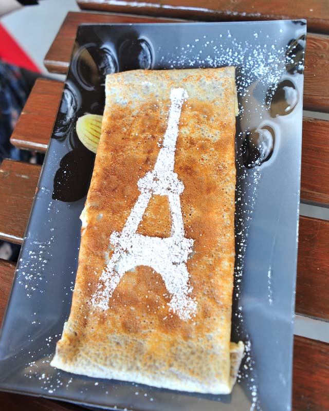 Crêpe décorée avec une tour Effeil au snak restaurant du camping à Messanges
