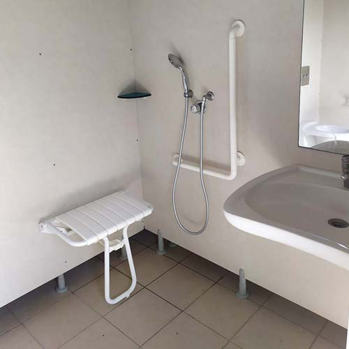 Douche accessible PMR au camping à Messanges