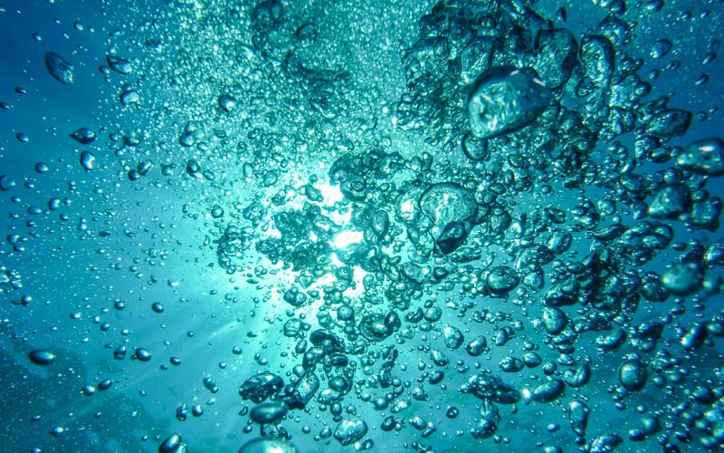 Gros plan sur des bulles d'eau propre