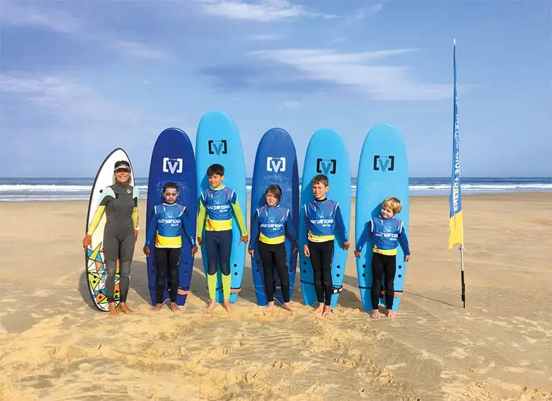 Enfants à l'école de surf proche du camping à Messanges