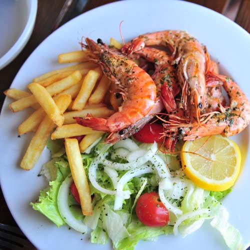 Gambas grillées et frites au restaurant du camping dans les Landes