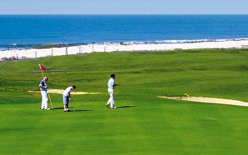 Joueurs de golf en bord de mer dans les Landes à Moliets dans les Landes