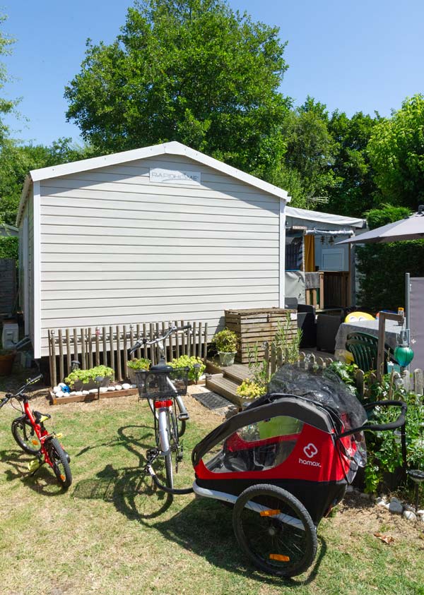 Vélo et sa remorque garé devant un mobil-home dans les Landes
