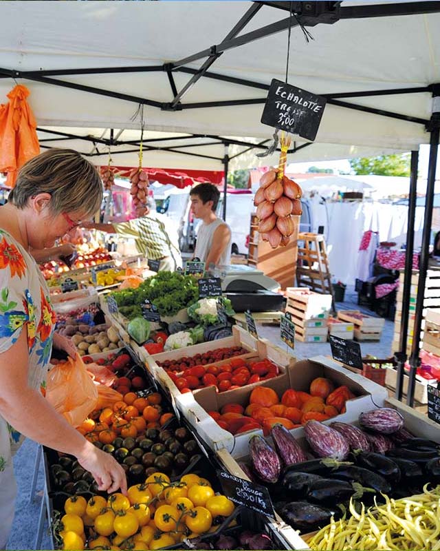 Fruits sur un étal du marché de Messanges proche du camping