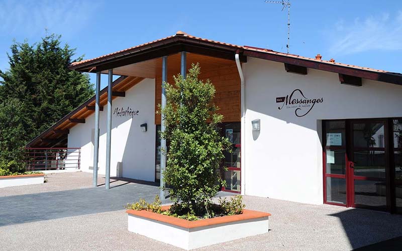 Entrée de la médiathèque de Messanges proche du camping