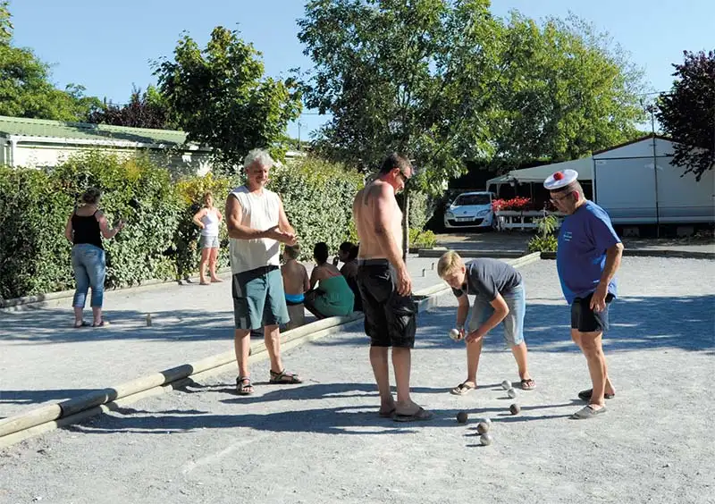 Joueurs de pétanque sur le boulodrome du camping à Messanges