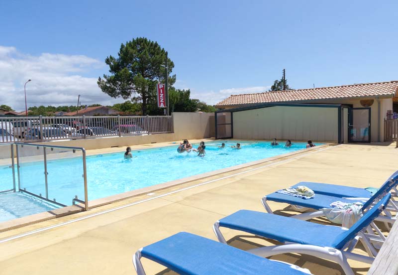 Le grand bassin de la piscine couverte du camping Le Moussaillon à Messanges