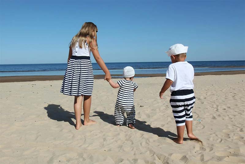 Enfants marchant sur la plage proche du camping à Messanges