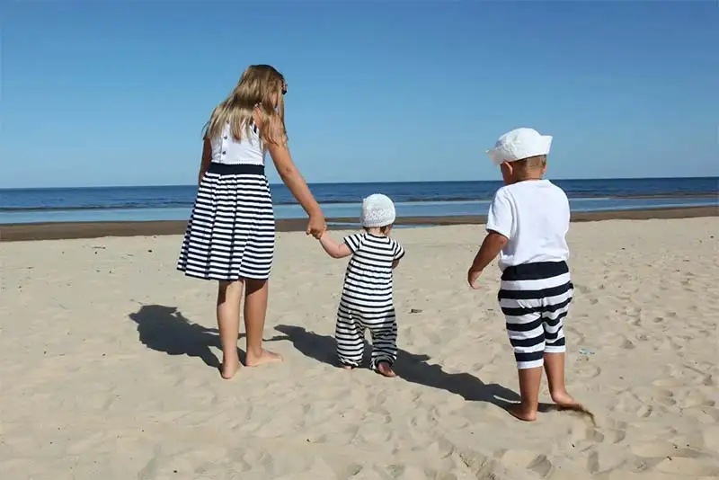 Enfants marchant sur la plage proche du camping à Messanges