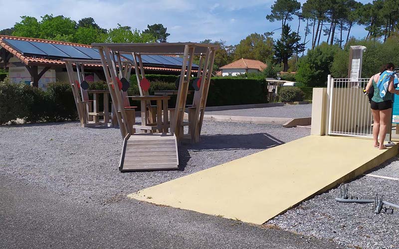 Rampe d'accès handicapé à la piscine du camping dans les Landes