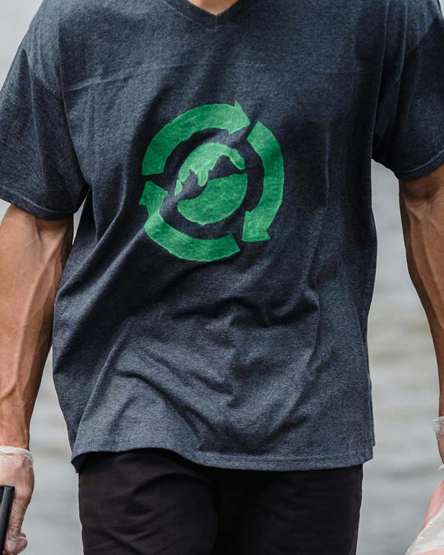 Campeur avec un T-shirt avec le logo recyclable
