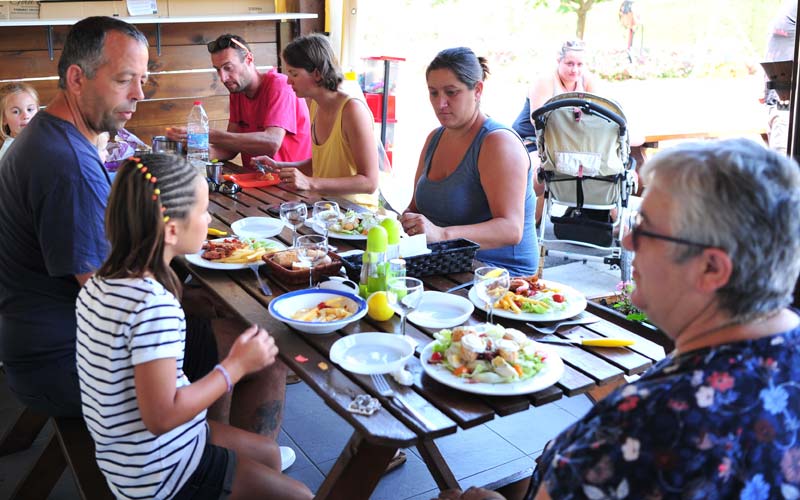 Famille déjeunant au restaurant du camping Le Moussaillon à Messanges