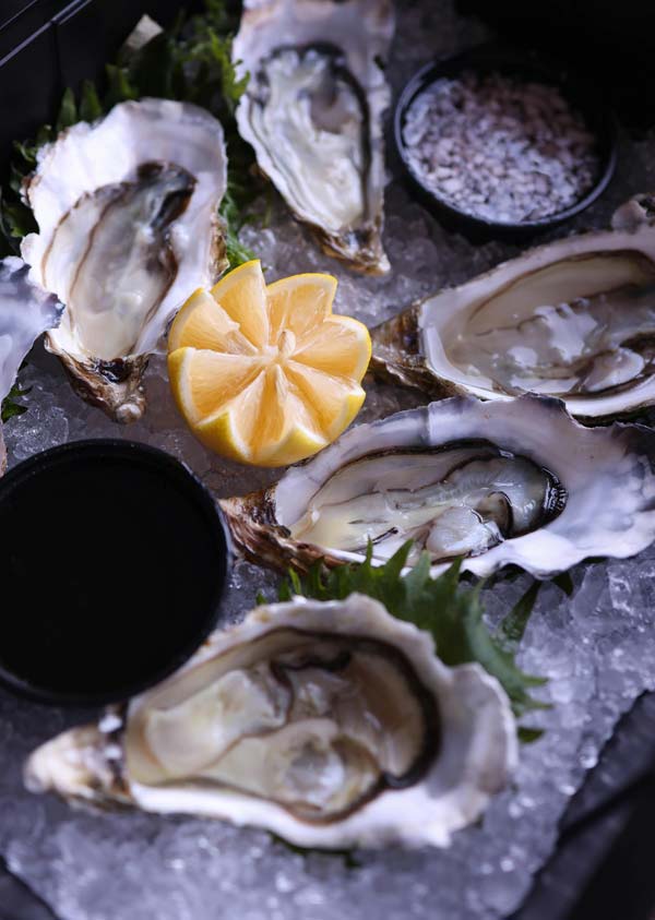 Plats de fruits de mer sur un restaurant de plage à Messanges