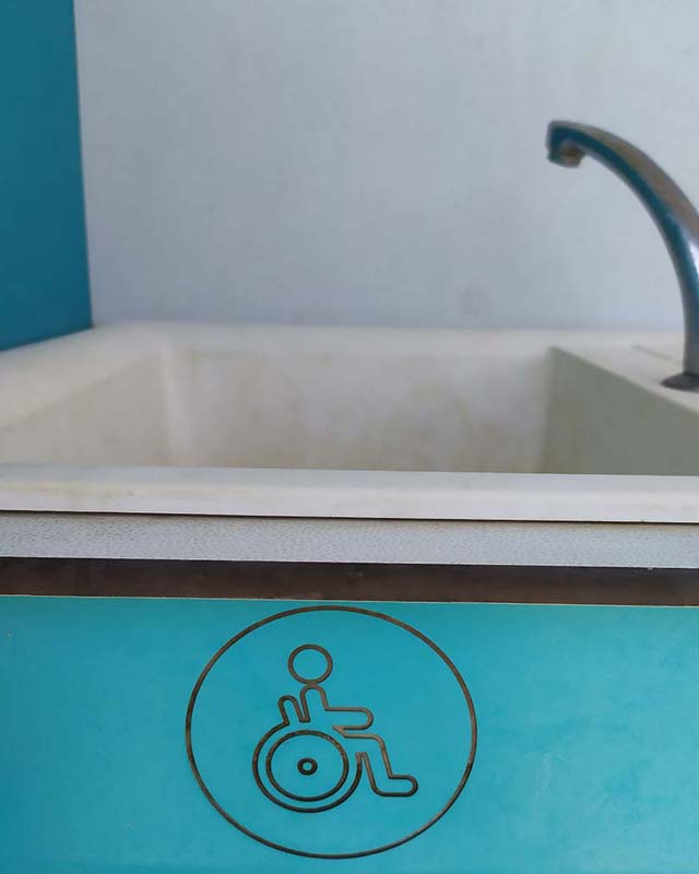 Lavabo du bloc sanitaire accessible aux handicapés au camping dans les Landes