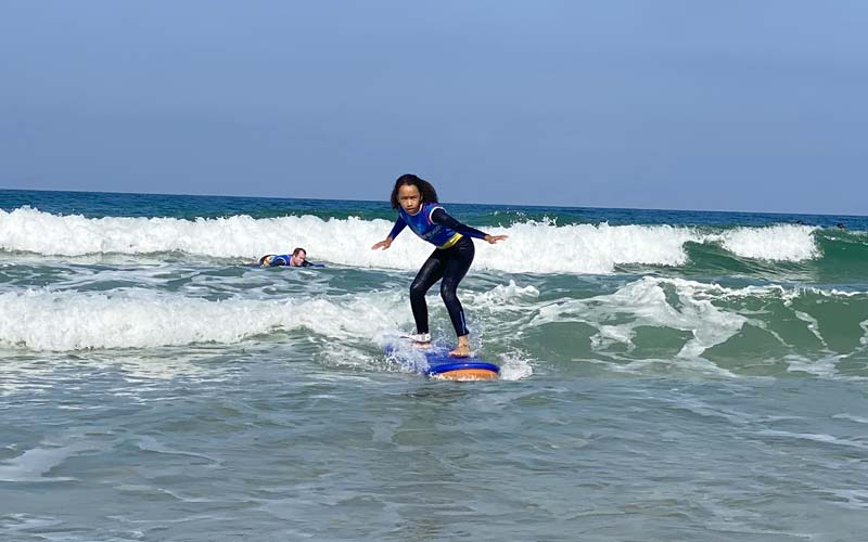 Jeune fille apprenant à surfer avec Energy Surf School à Hossegor