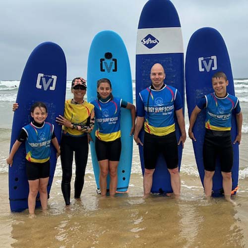 Enfants et moniteur de surf près du camping à Messanges