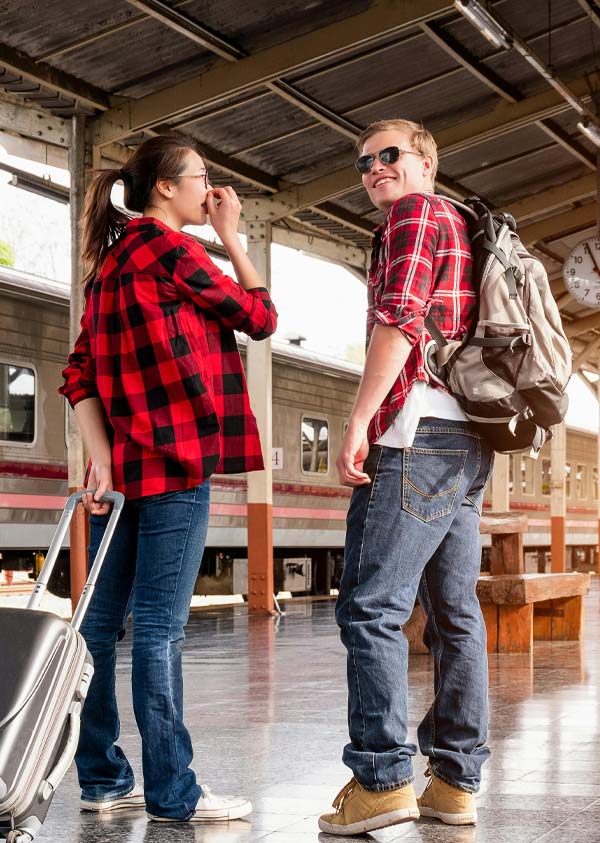 Couple de campeurs attendant leur train dans les Landes