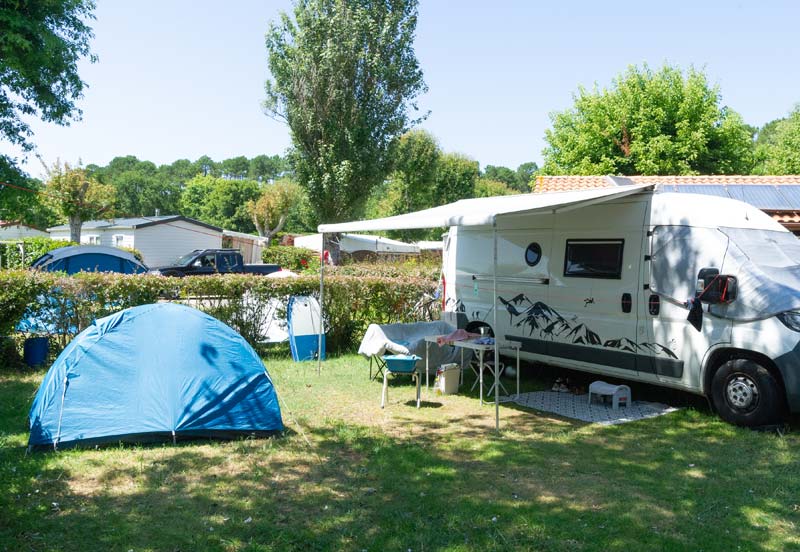 Emplacement poour tente et camping-car au camping à Messanges