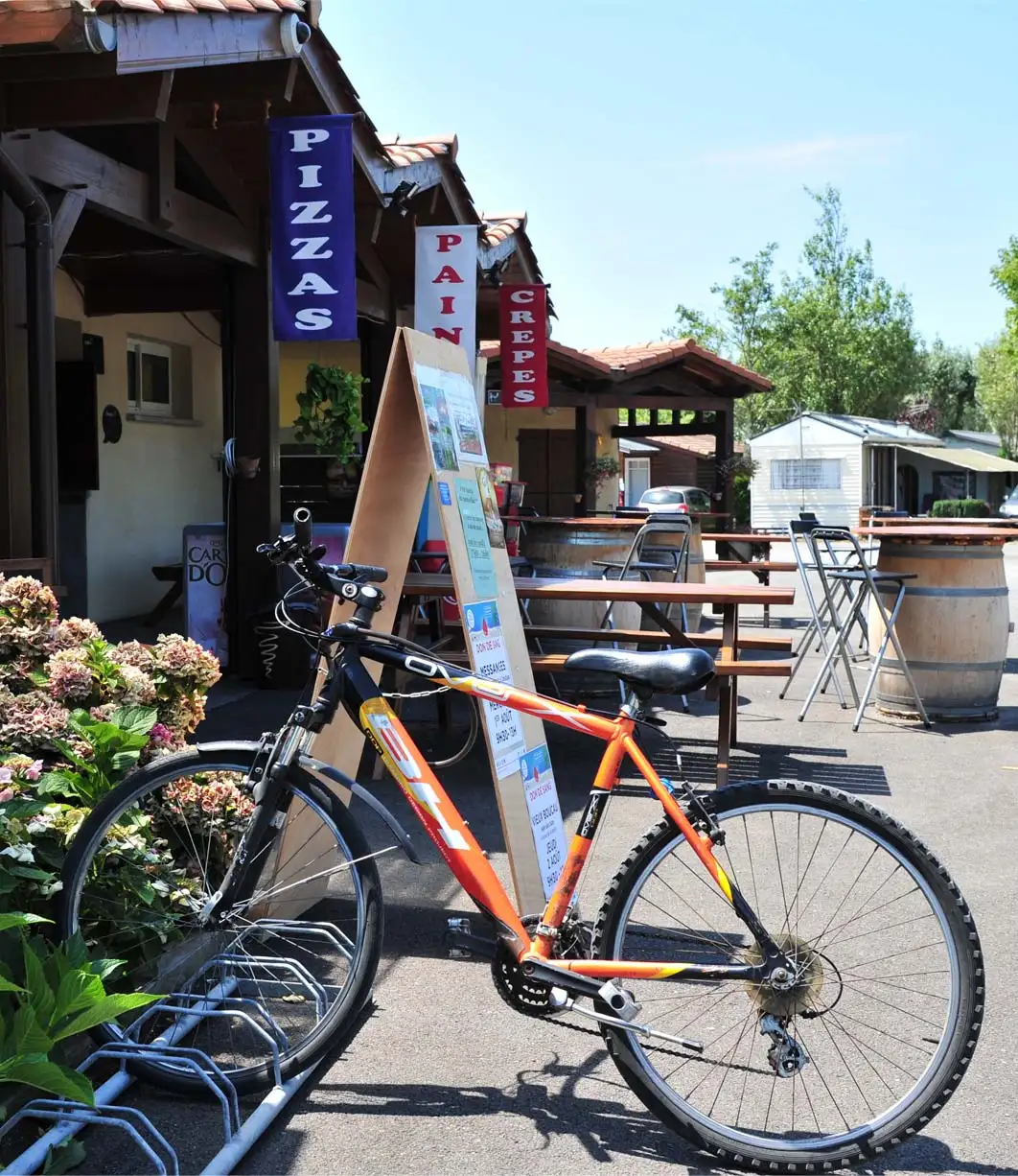 Vélo à l'entrée du camping proche du snack à Messanges