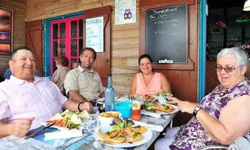 Famille de campeur déjeunant au restaurant du camping dans les Landes