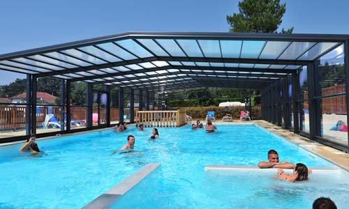 Baigneurs dans la piscine couverte du camping dans les Landes