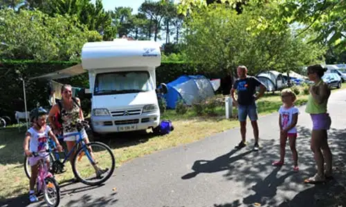 Camping-car dans une allée du camping le Mousaillon à Messanges