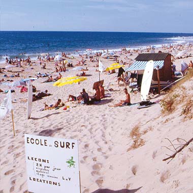 Cartel de la escuela de surf en la playa de Messanges en las Landas