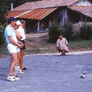La bolera con jugadores de petanca en el camping de las Landas en los años 90