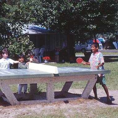 Enfants jouant au ping-pong au camping proche de Hossegor dans les années 90