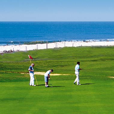 Jugadores de golf junto al mar en las Landas en Moliets en las Landas