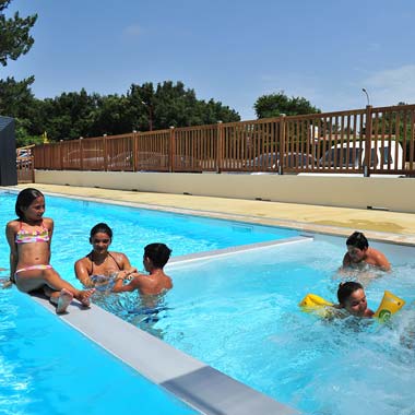 Grupo de niños en la piscina infantil del camping cerca de Vieux-Boucau en Messanges