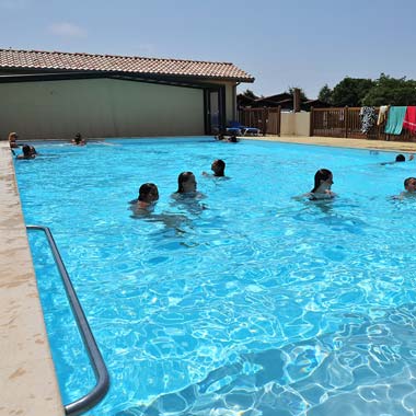 La piscina del espacio acuático del camping en las Landas cerca de Vieux-Boucau en Messanges